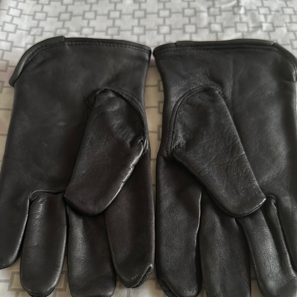 Black Leather Gloves with Classic Design and Stitching Detail - Picture 2 of 9
